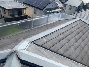 屋根高圧洗浄の際は飛散防止対策の徹底を！（茨木市の現場にて）