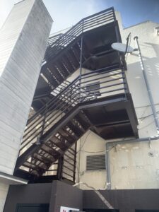 鉄骨階段は定期的に塗装する事で長持ちします。（茨木市の現場にて）