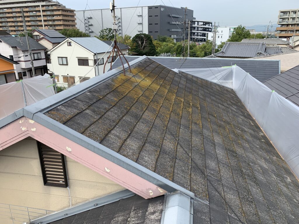 劣化の激しい屋根は下塗り一回では意味がない！（茨木市の現場にて）