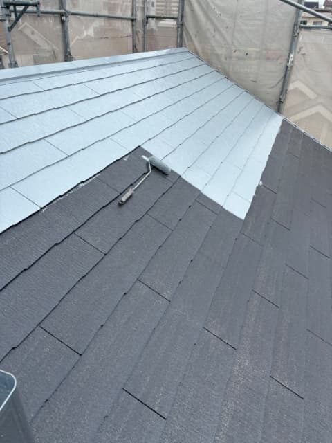 屋根上塗り1回目グランセラベスト2液ファインクールライトグレー