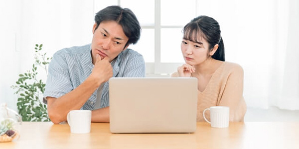 塗装業者探しに悩んでいる夫婦