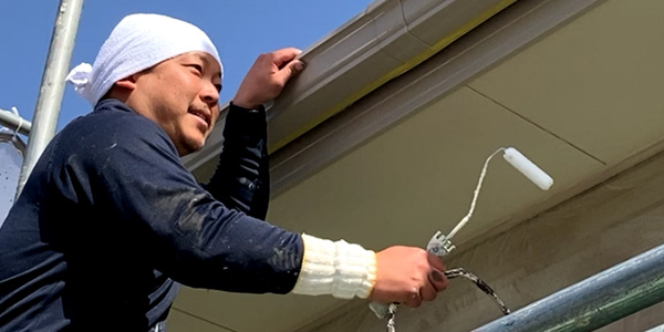 壁面を塗装するエイト塗装の職人