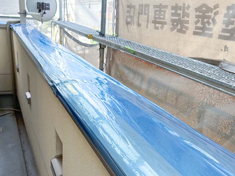 ベランダ笠木のキズ防止テープ